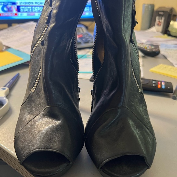 N.Y.L.A BLACK PEEP TOE LEATHER BOOTIES SIZE 8 - Picture 4 of 6